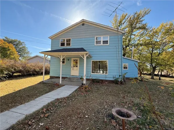827 Locust St, Nortonville, KS 66060