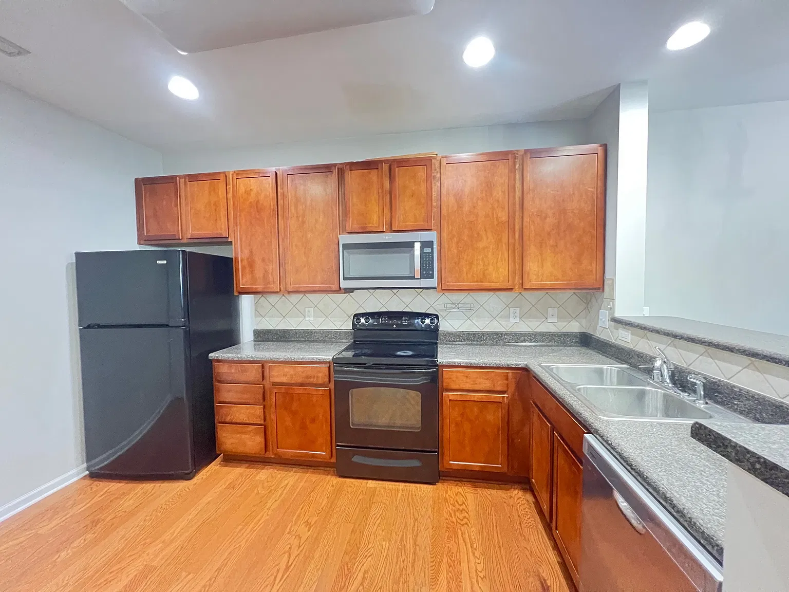 3 bed, 2.5 bath, 1750 sqft, $1,650 — Photo 3