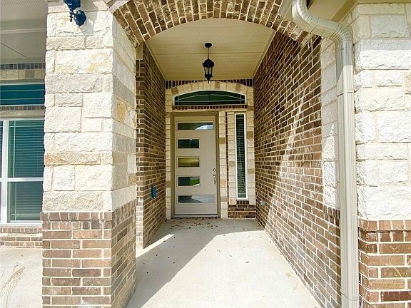 3rd image of 1005 High Plains Dr