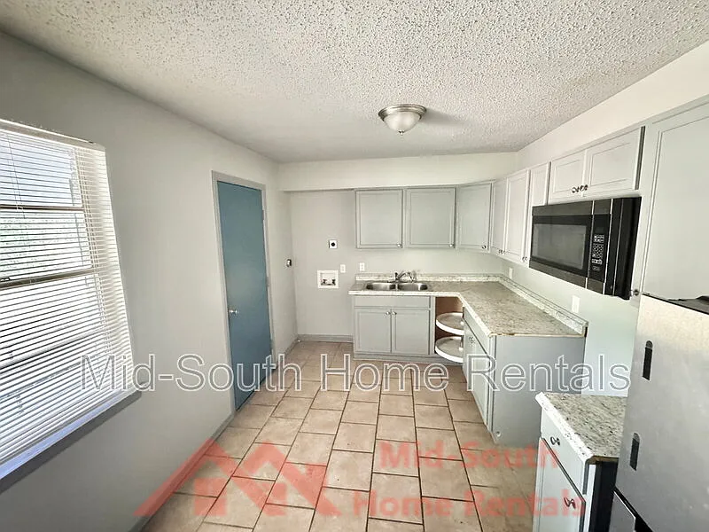 2 bed, 1.0 bath, $695 — Photo 2