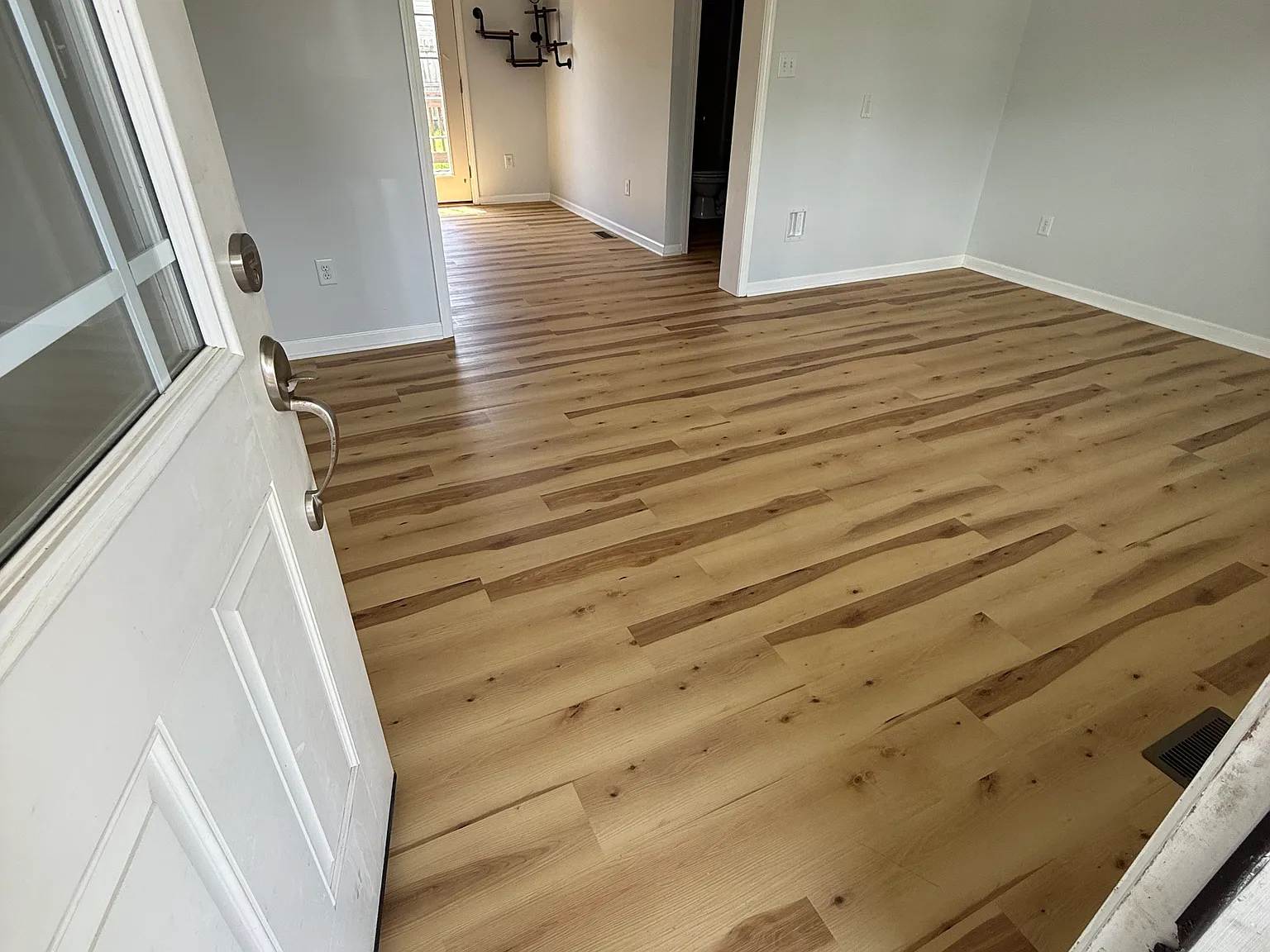 3 bed, 1008 sqft, $2,200 — Photo 2