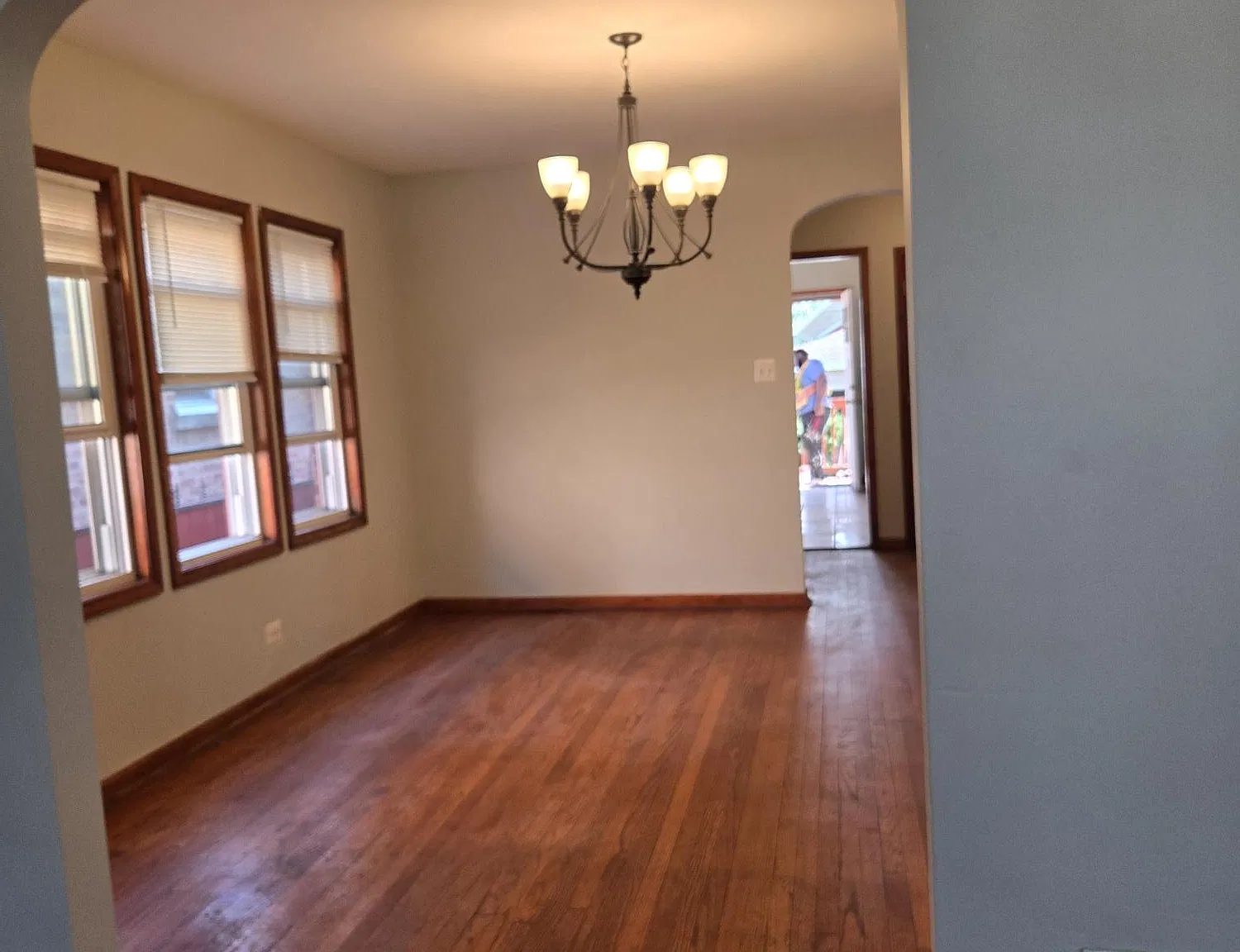 5 bed, 2016 sqft, $2,300 — Photo 2