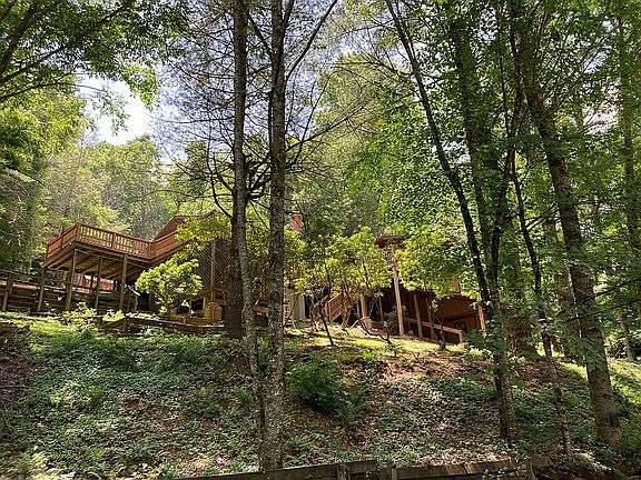 5th image of 589 Clubhouse Dr