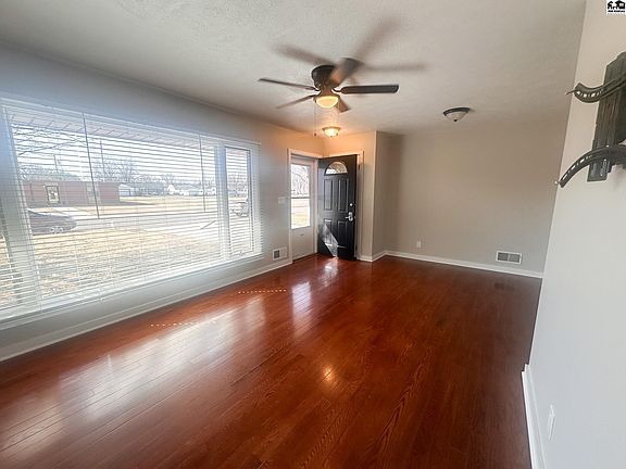 5th image of 906 Welton St