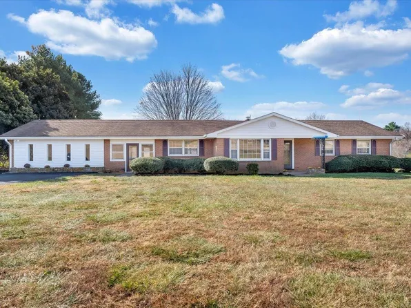 9080 Stewartsville Rd, Moneta, VA 24121