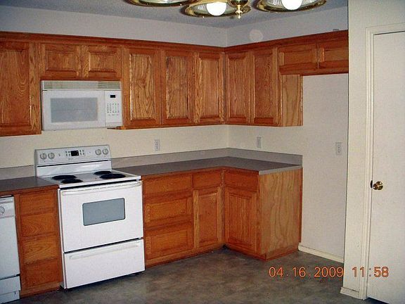 3rd image of 725 NW Summercrest Blvd