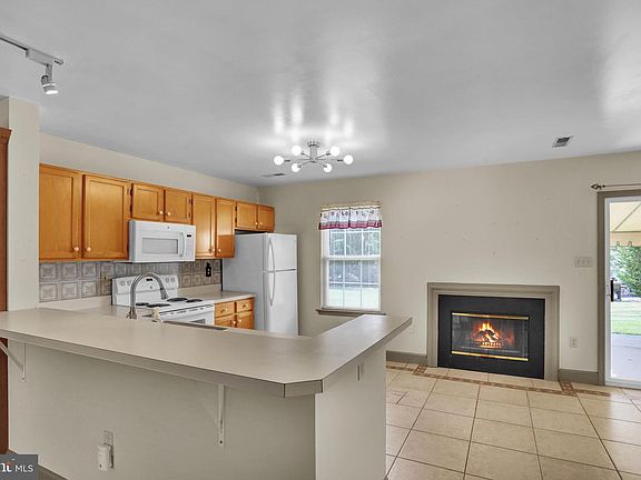 4th image of 160 Hickory Ln