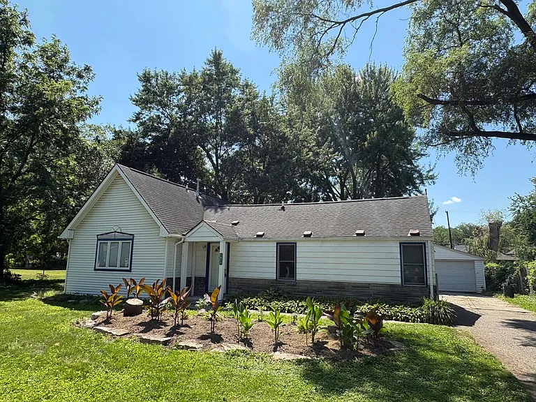 1811 Eastport Dr — Photo 1