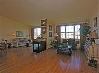 6 Solara Ct, Bolingbrook, IL 60490