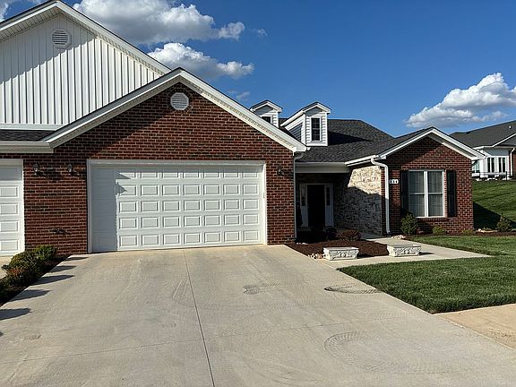 2nd image of 134 Villa Oak Cir