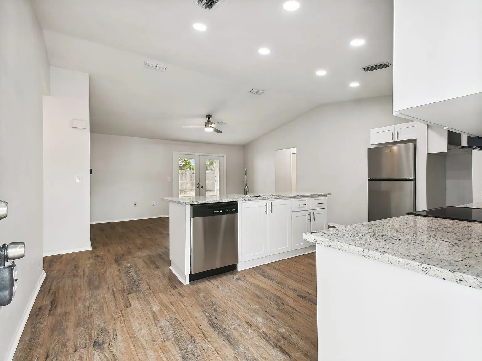 2 bed, 930 sqft, $1,700 — Photo 4