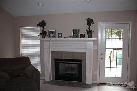 4th image of 790 Jamestown Cir