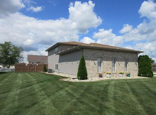 800 Sunflower Ln, Dyer, IN 46311