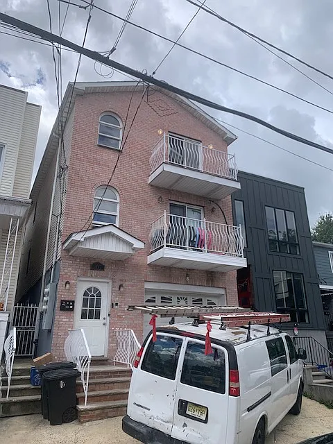 207 Hutton St #2