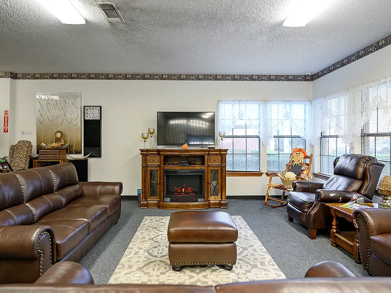 Colonial Lodge Apartments — Photo 13