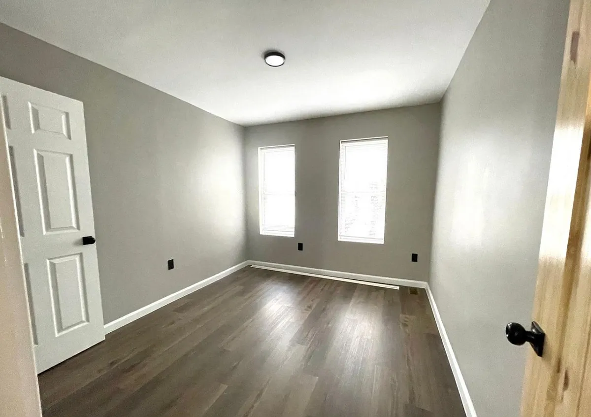 2122 Moore St — Photo 3