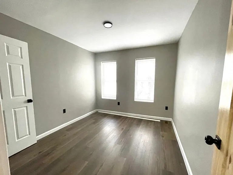 2122 Moore St — Photo 3