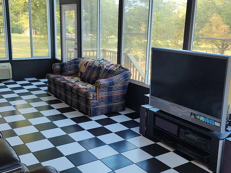 1810 Shady Grove Rd — Photo 13