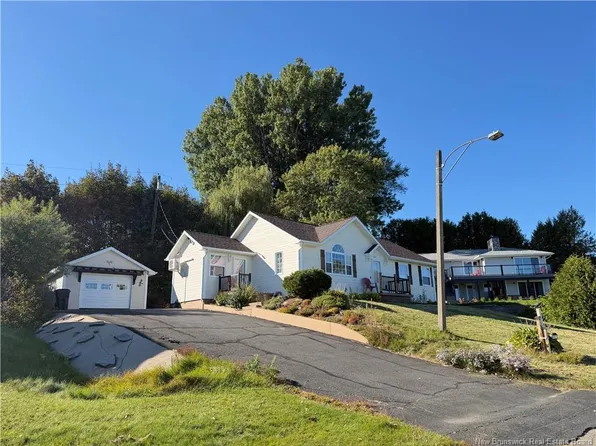 35 Cote Bleu Dr, Bathurst, NB E2A 3G1