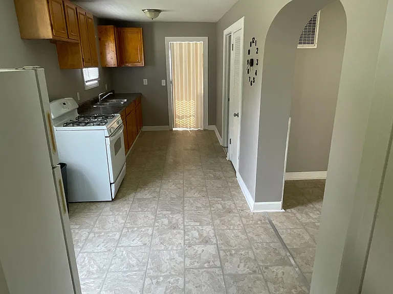 2698 Cass St — Photo 9
