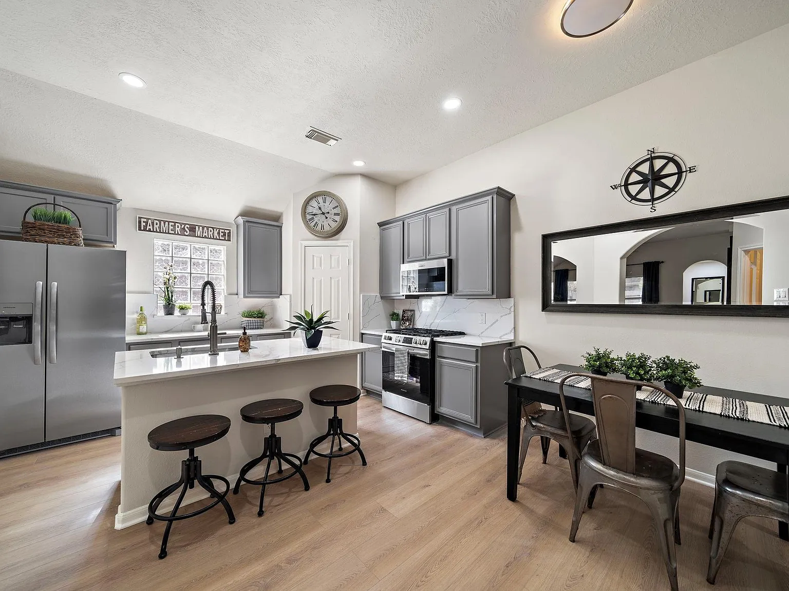 3 bed, 2.0 bath, 1612 sqft, $2,500 — Photo 3