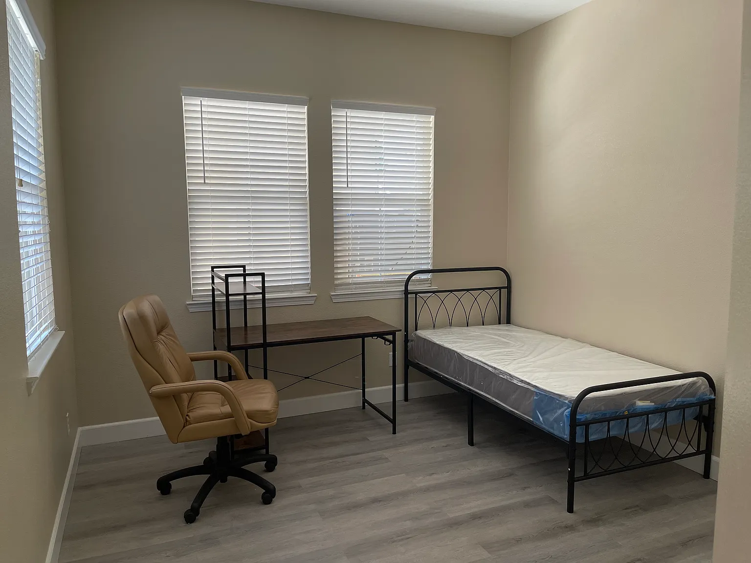 7 bed, 3.5 bath, 3200 sqft, $550 — Photo 2