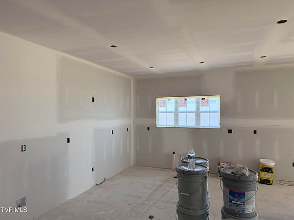 4th image of 121 Jessicas Way