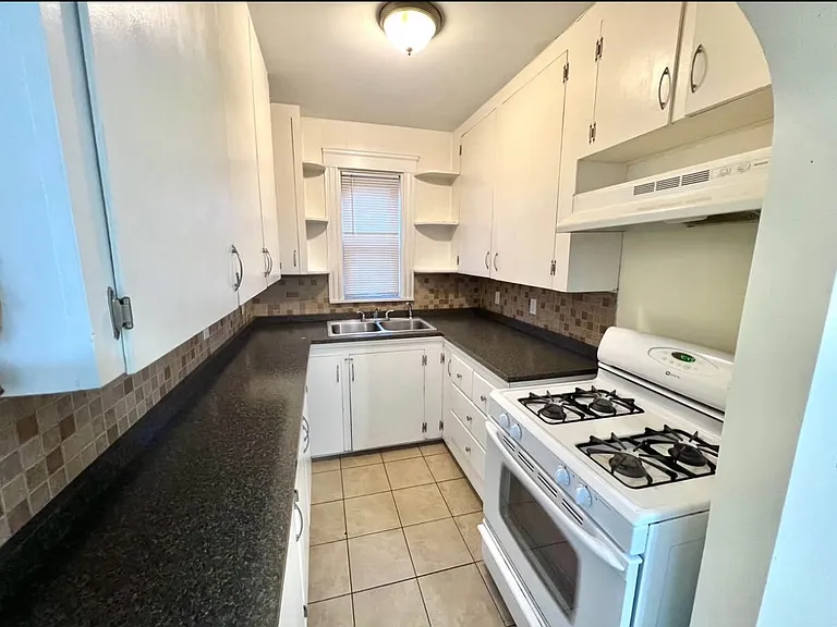 36 Ferncliff Ave #1R — Photo 5