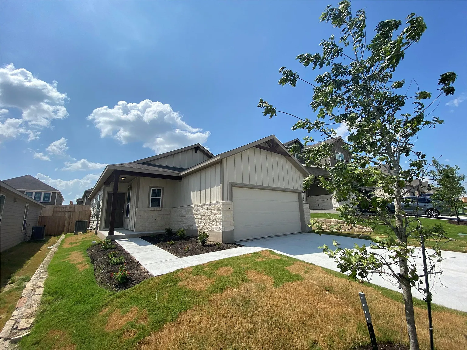 3 bed, 2.0 bath, 1207 sqft, $2,155 — Photo 3
