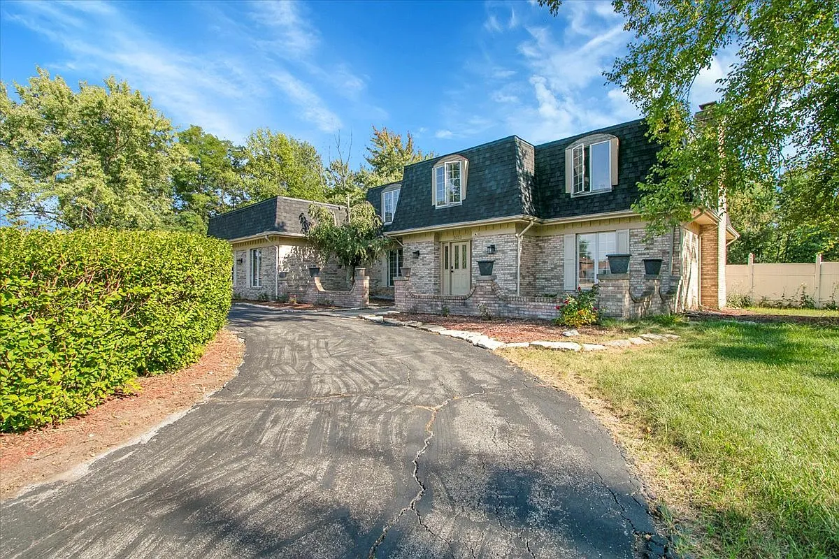 3033 E Hickory Ln photo 1