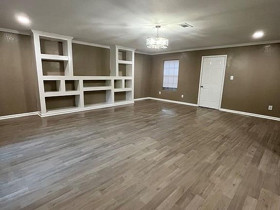2nd image of 631 E Woodlawn Dr
