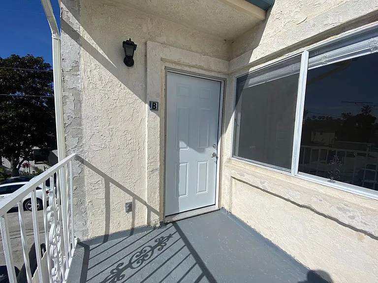 Upstairs 2BD Apartment Home! Great PB Location! Garage! AC! — Photo 12