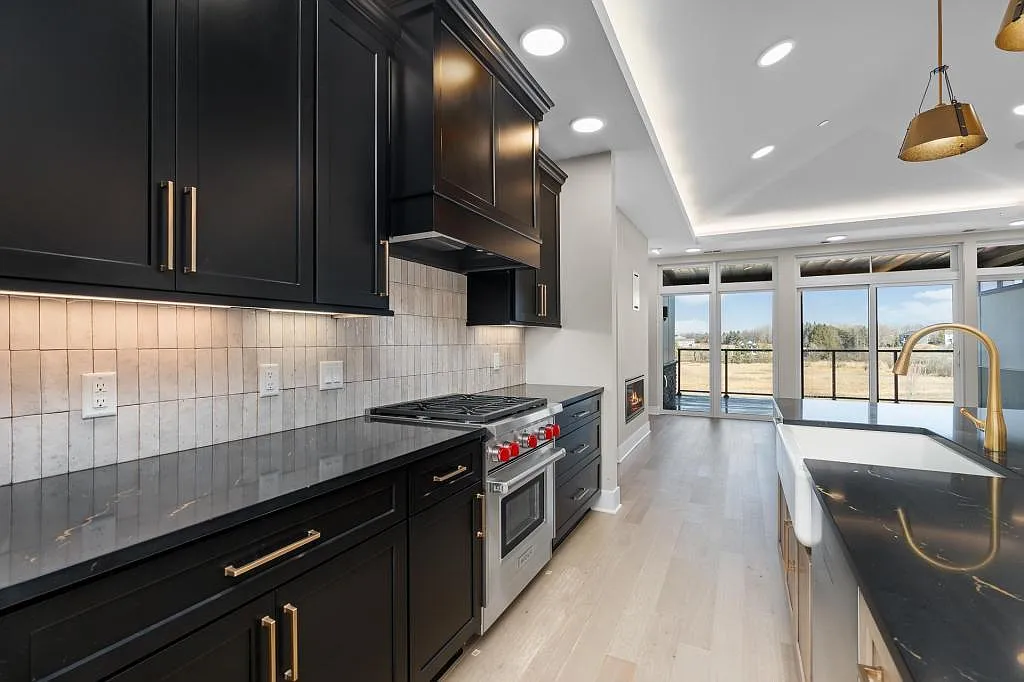 2 bed, 2.0 bath, 1323 sqft, $3,900 — Photo 2