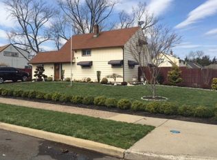 11 Bypass Ln, Levittown, PA 19054