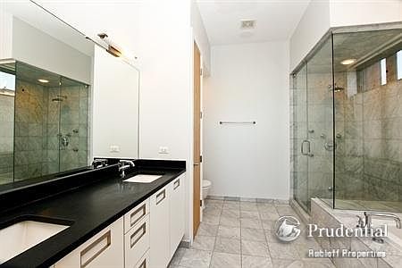5th image of 1609 N Hoyne Ave APT 3W