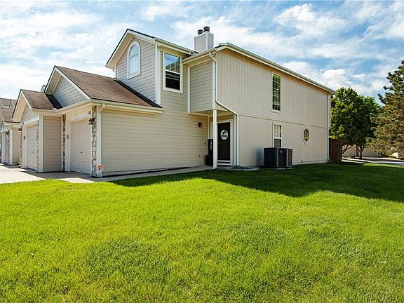 4th image of 1302 NW Hidden Ridge Cir
