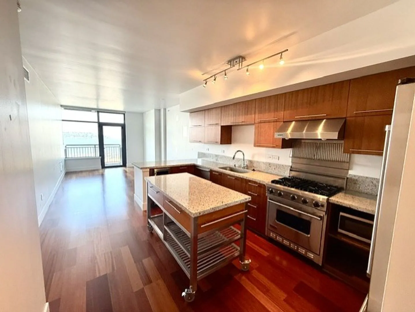 Bright City View Condo For Rent in North Belltown Area — Photo 1