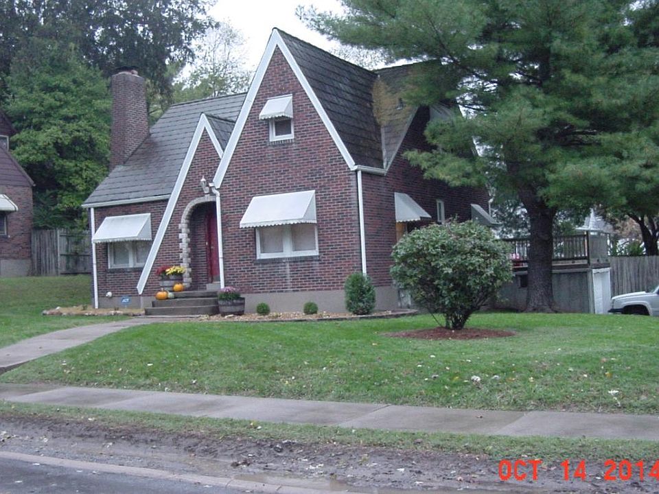 This place has a deck with big fenced in backyard!