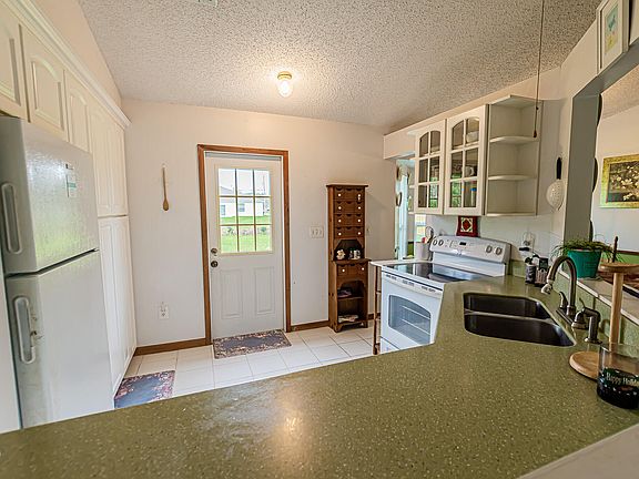5th image of 1377 SW Axtell Avenue