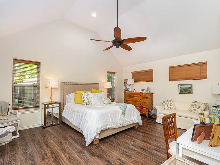 4220 Lovers Ln — Photo 15