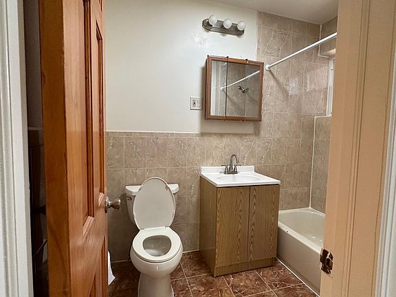2nd image of 916 E 231st St Floor 3