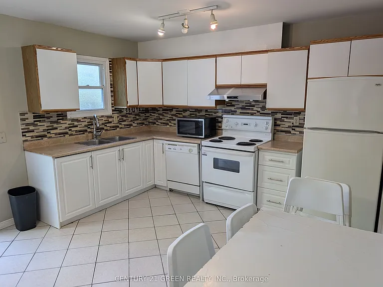 61 Ashley Cres — Photo 12