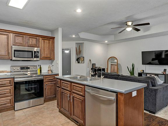 5th image of 1039 E Caravan Street