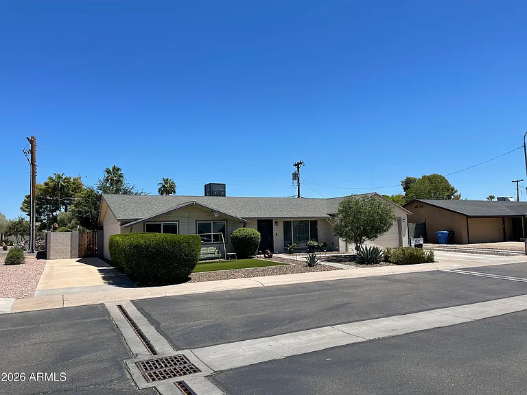 1828 W Lawrence Ln — Photo 1