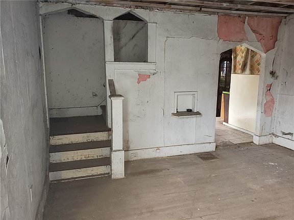 4th image of 502 Market St