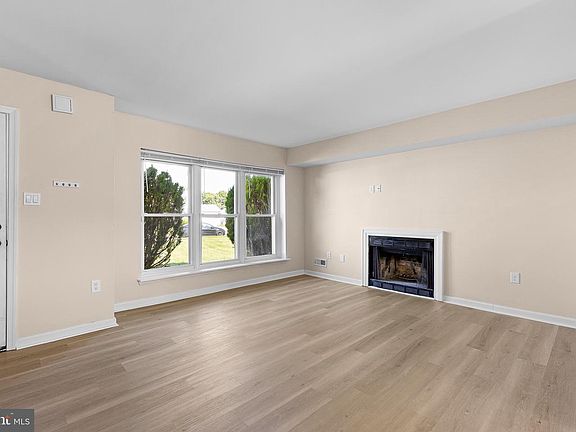 5th image of 8 Bergen Ct