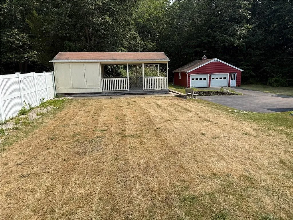 3 bed, 1.0 bath, 1280 sqft, $2,200 — Photo 2