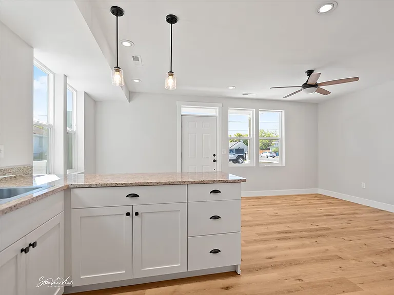 984 E Lander St — Photo 14