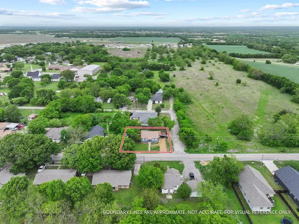 312 E Saunders St, Trenton, TX 75490