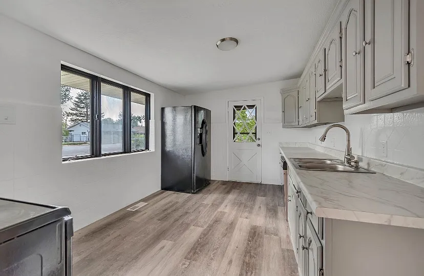 3185 S 4300 W — Photo 4